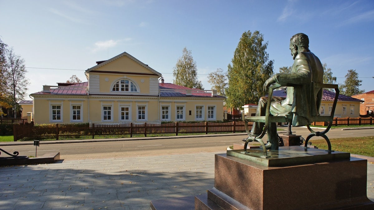 Monument to Pyotr Tchaikovsky near the house-museum in the city of Votkinsk. The monument to P.I. Tchaikovsky was erected in 1989 near the composer's estate. Sculptor Oleg Konstantinovich Komov. Architect N. Komova.